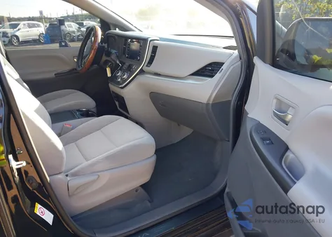 2018 Toyota Sienna Le 8 Passenger z USA, uszkodzony, nr VIN 5TDKZ3DC0JS948014